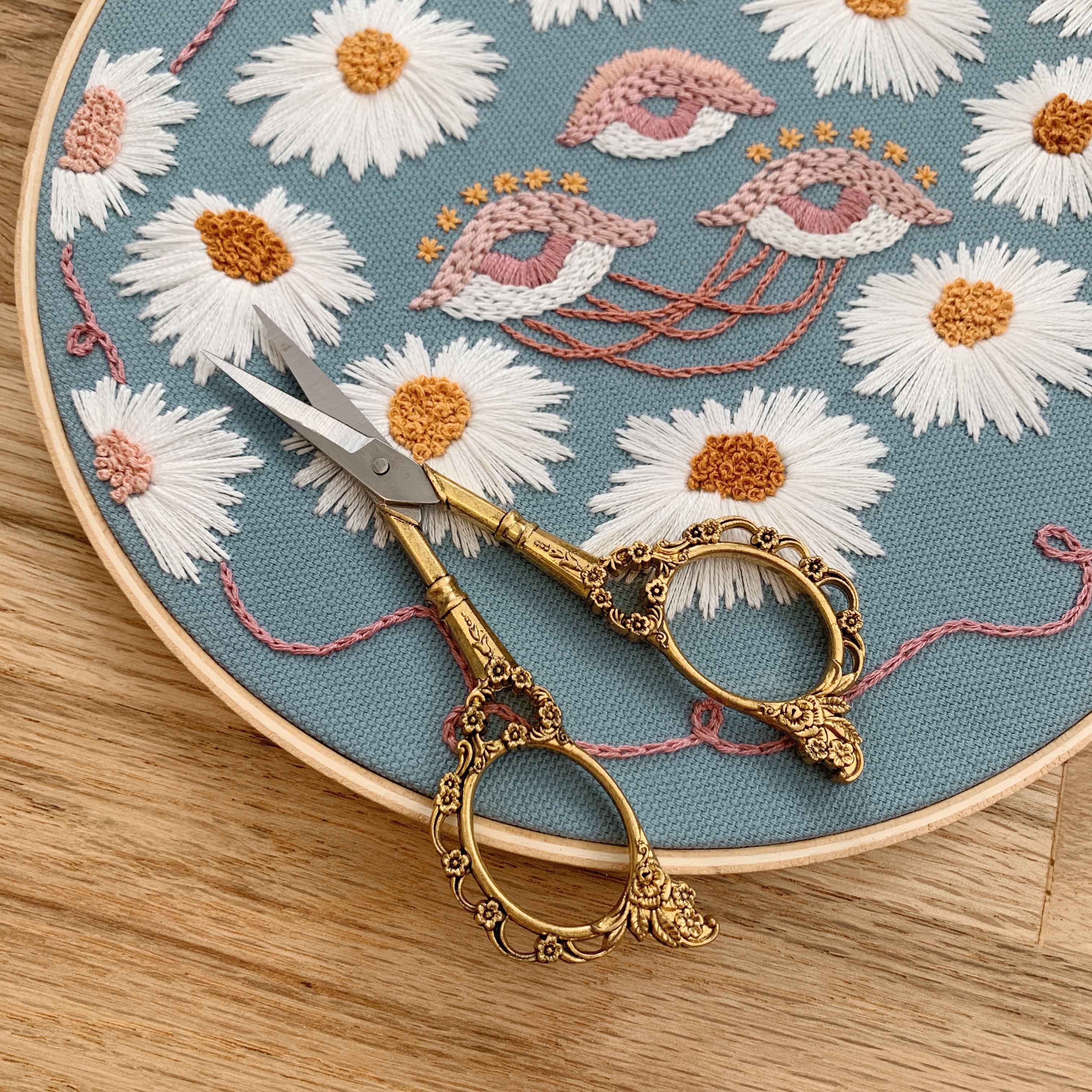 FTVOGUE Vintage Flower Sewing Scissors - Stainless Steel Craft Tool