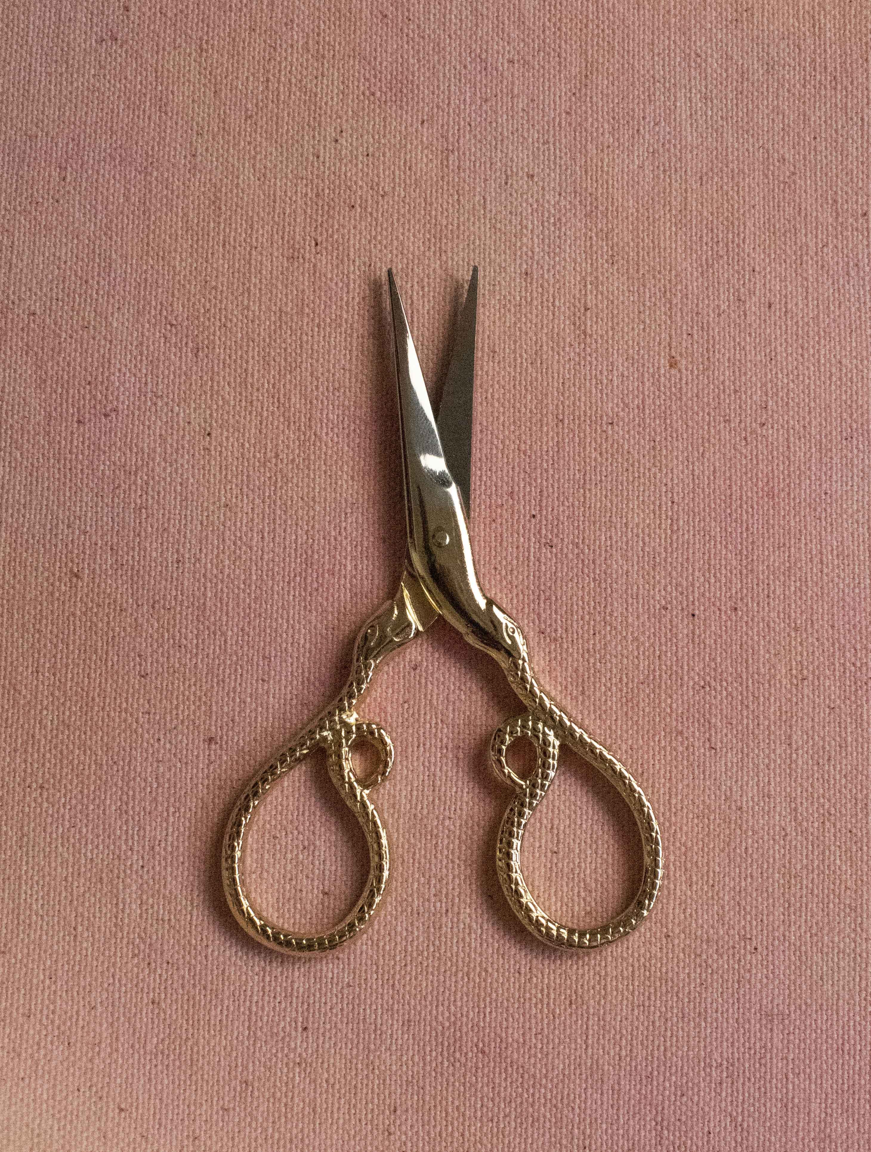 VINTAGE 3 1/2 TINY STORK EMBROIDERY SCISSORS JAPAN MADE W/SHEATH FREE  SHIPPING